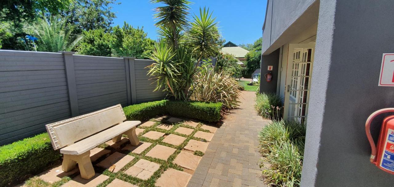 Acacia Westdene B&B Bloemfontein Bagian luar foto