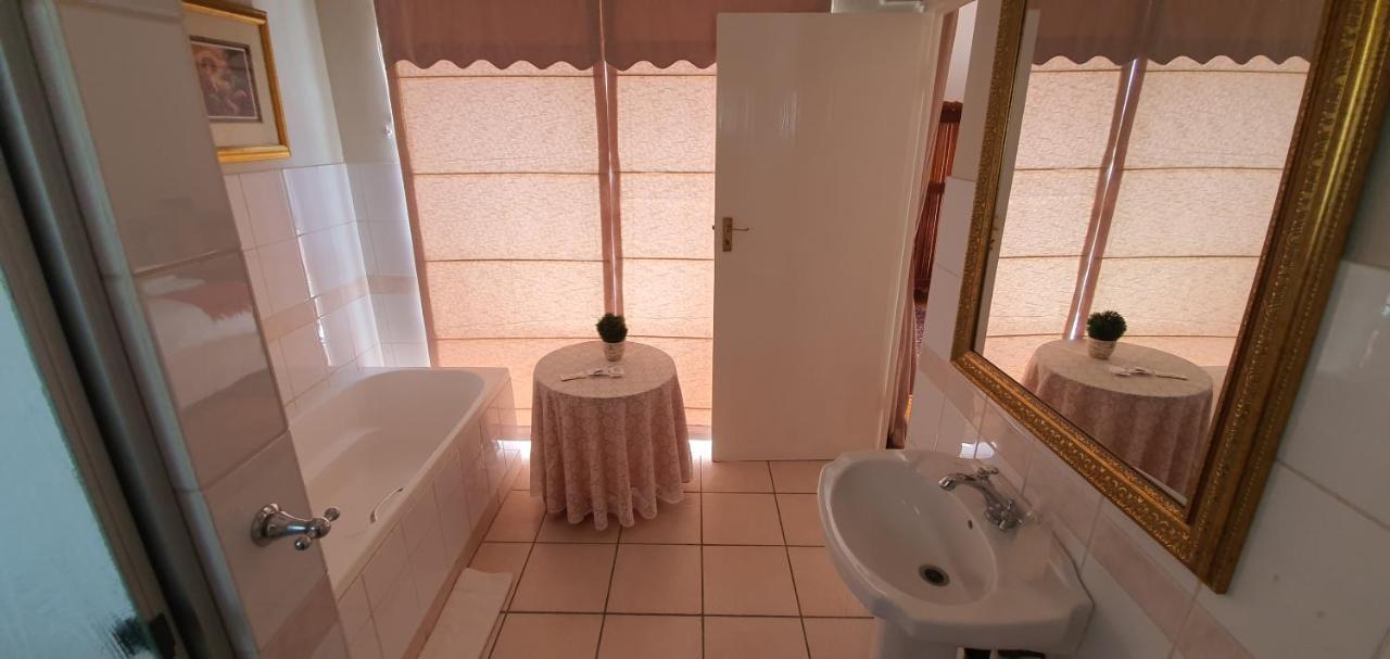Acacia Westdene B&B Bloemfontein Bagian luar foto